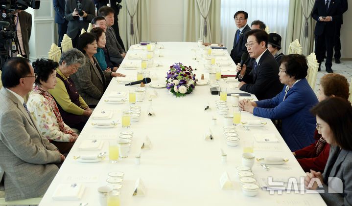 [서울=뉴시스] 최동준 기자 = 이재명 대통령이 13일 서울 용산 대통령실 청사에서 열린 민주화실천가족운동협의회 초청 오찬 간담회에서 인사말을 하고 있다. 2025.11.13. photocdj@newsis.com