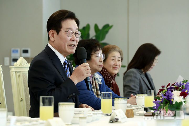 [서울=뉴시스] 최동준 기자 = 이재명 대통령이 13일 서울 용산 대통령실 청사에서 열린 민주화실천가족운동협의회 초청 오찬 간담회에서 인사말을 하고 있다. 2025.11.13. photocdj@newsis.com