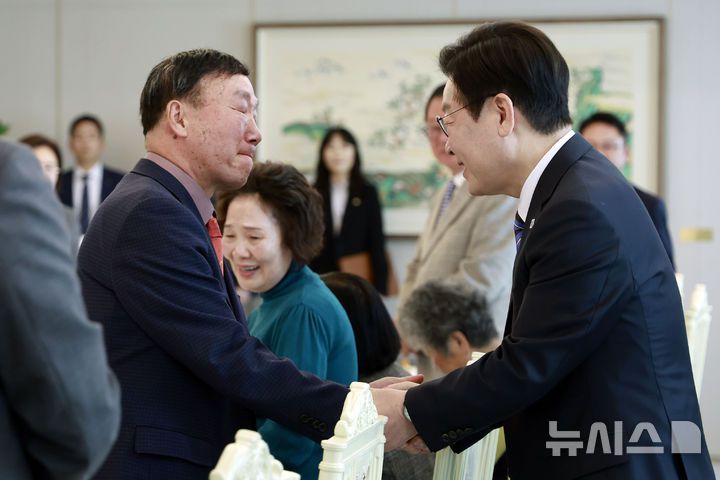 [서울=뉴시스] 최동준 기자 = 이재명 대통령이 13일 서울 용산 대통령실 청사에서 열린 민주화실천가족운동협의회 초청 오찬 간담회에서 참석자들과 인사하고 있다. 2025.11.13. photocdj@newsis.com