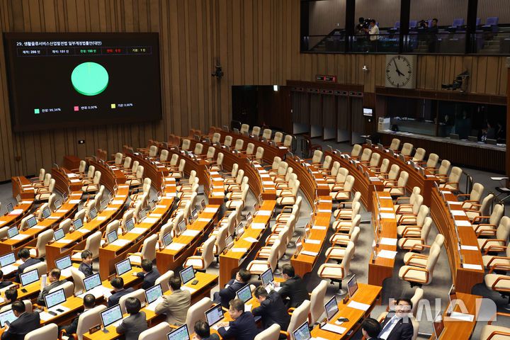 [서울=뉴시스] 김금보 기자 = 13일 오후 제429회 국회(정기회) 제12차 본회의에서 국민의힘 의원석이 비어있다. 국민의힘 의원들은 국토교통위원회 소관 법률안 처리 순서에 김윤덕 국토교통부 장관이 불출석하자 우원식 국회의장에게 항의하며 회의장을 떠났다. 2025.11.13. kgb@newsis.com