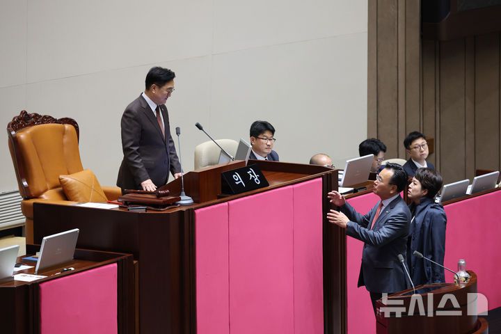 [서울=뉴시스] 김금보 기자 = 유상범 국민의힘 원내운영수석부대표와 김은혜 원내정책수석부대표가 13일 오후 제429회 국회(정기회) 제12차 본회의에서 국토교통위원회 소관 법률안 처리 순서에 김윤덕 국토교통부 장관이 불출석하자 우원식 국회의장에게 항의하고 있다. 2025.11.13. kgb@newsis.com