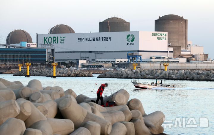 [부산=뉴시스] 하경민 기자 = 고리원전 2호기(오른쪽 두번째)와 영구 정지 8년 만인 지난 6월 해체가 결정된 고리원전 1호기(맨 오른쪽) 모습. 2025.11.13. yulnetphoto@newsis.com