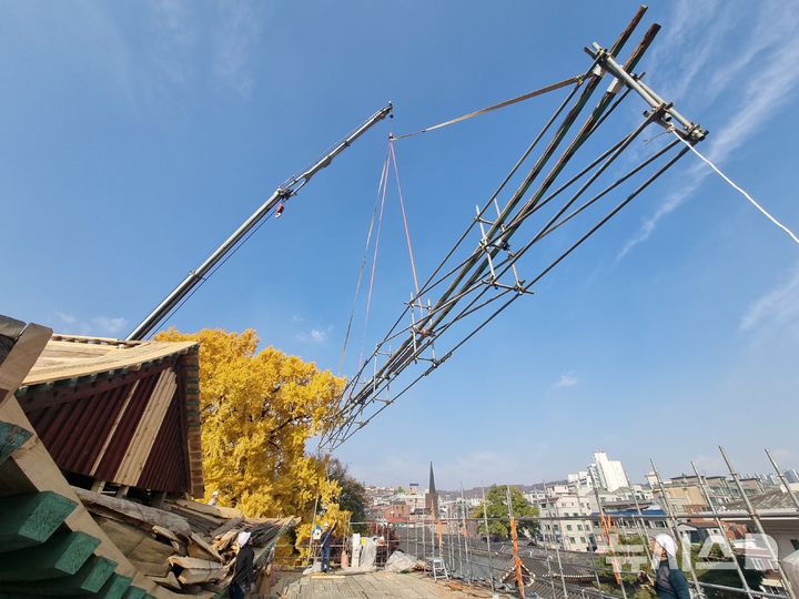 [서울=뉴시스] 가설 비계 위에서 평고대를 내리는 모습 (사진=국가유산청 제…공) 2025.11.14. photo@newsis.com