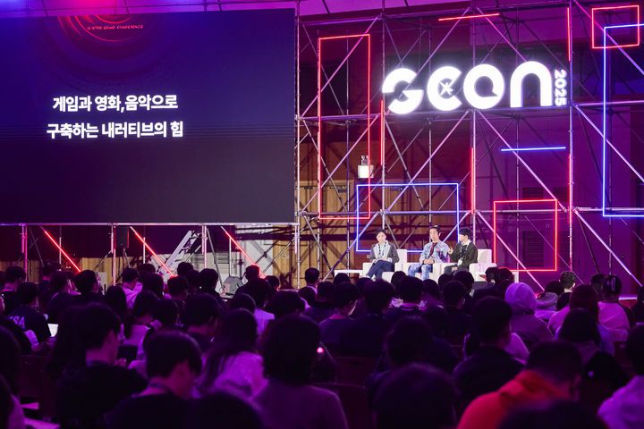 [부산=뉴시스] 영화 '파묘', '명량', '극한직업', '1987' 등의 음악을 작업한 김태성 음악감독(왼쪽)이 야마오카 아키라 슈퍼 트릭 게임즈 사운드 디자이너(가운데), 최성운 스튜디오언볼트 PD 등과 함께 지난 13일 부산 벡스코에서 진행된 지스타 글로벌 게임 컨퍼런스 'G-CON 2025'에서 '게임과 영화, 음악으로 구축하는 내러티브의 힘' 세션 토의에 참석했다. (사진=지스타조직위원회 제공) *재판매 및 DB 금지