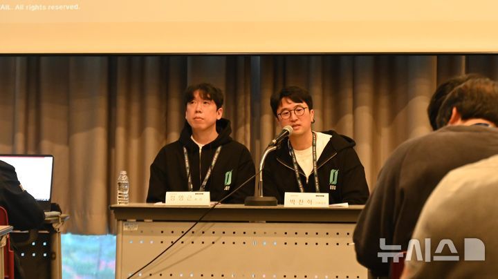[부산=뉴시스] 윤정민 기자 = 14일 오후 부산 벡스코에서 진행한 웹젠 '게이트 오브 게이츠' 미디어 공동 인터뷰에서 정명근 리트레일 아트 디렉터(왼쪽)와 박찬혁 리트레일 기획팀장이 취재진 질문에 답하고 있다. 2025.11.14. alpaca@newsis.com