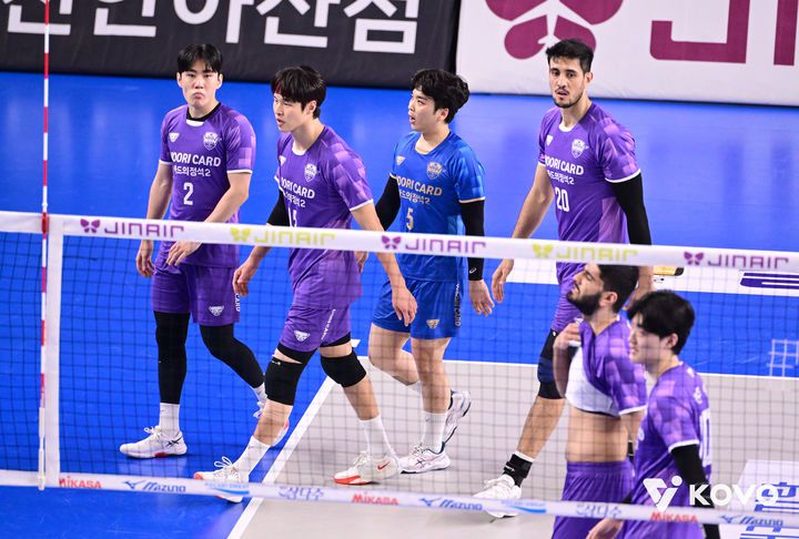 [서울=뉴시스] 남자배구 우리카드 선수들이 7일 천안유관순체육관에서 열린 진에어 2025~2026 V-리그 남자부 현대캐피탈과의 경기에서 코드를 바꾸고 있다. (사진=KOVO 제공) 2025.11.07. *재판매 및 DB 금지