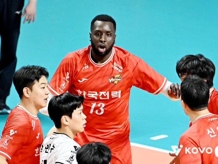 [서울=뉴시스] 남자배구 한국전력 베논이 14일 서울 장충체육관에서 열린 진에어 2025~2026 V-리그 남자부 우리카드와의 경기에서 득점을 올린 뒤 기뻐하고 있다. (사진=KOVO 제공) 2025.11.14. *재판매 및 DB 금지