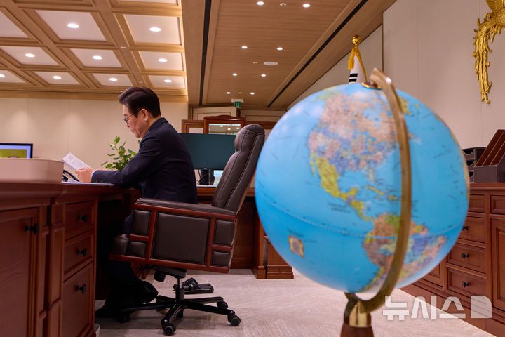 [서울=뉴시스] 최동준 기자 = 대통령실은 이재명 대통령이 11일 서울 용산 대통령실 청사에서 집무 중인 모습을 SNS에 공개했다. (사진=이재명 대통령 SNS) 2025.11.11. photo@newsis.com *재판매 및 DB 금지