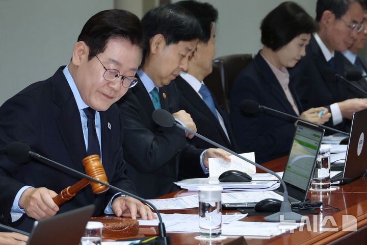 [서울=뉴시스] 최동준 기자 = 이재명 대통령이 11일 서울 용산 대통령실 청사에서 열린 국무회의에서 의사봉을 두드리며 개회 선언을 하고 있다. (대통령실통신사진기자단) 2025.11.11. photocdj@newsis.com