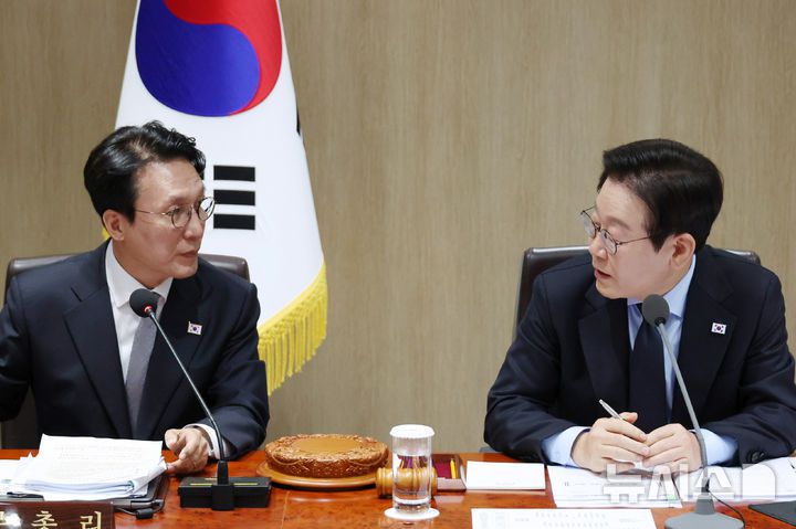 [서울=뉴시스] 최동준 기자 = 이재명 대통령과 김민석 국무총리가 11일 서울 용산 대통령실 청사에서 열린 국무회의에서 대화하고 있다. (대통령실통신사진기자단) 2025.11.11. photocdj@newsis.com