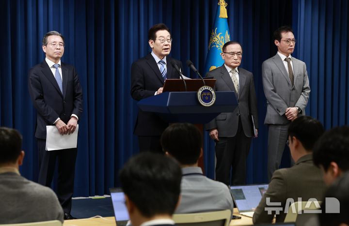 [서울=뉴시스] 최동준 기자 = 이재명 대통령이 14일 서울 용산 대통령실에서 한·미 간 관세·안보 합의를 문서화하는 '조인트 팩트시트(JFS·합동설명자료)' 관련 발표를 하고 있다. 2025.11.14. photocdj@newsis.com