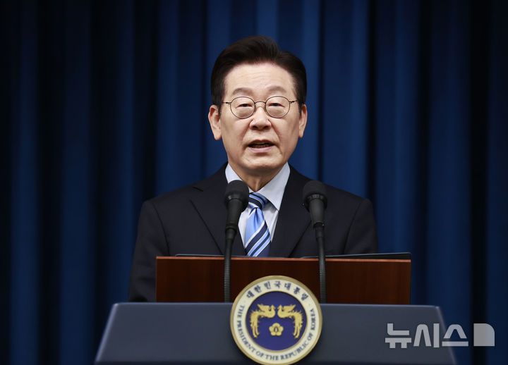 [서울=뉴시스] 최동준 기자 = 이재명 대통령이 14일 서울 용산 대통령실에서 한·미 간 관세·안보 합의를 문서화하는 '조인트 팩트시트(JFS·합동설명자료)' 관련 발표를 하고 있다. 2025.11.14. photocdj@newsis.com