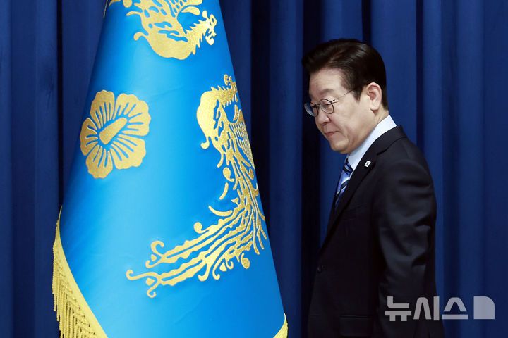 [서울=뉴시스] 최동준 기자 = 이재명 대통령이 14일 서울 용산 대통령실에서 한·미 간 관세·안보 합의를 문서화하는 '조인트 팩트시트(JFS·합동설명자료)' 관련 발표를 하기 위해 연단으로 향하고 있다. 2025.11.14. photocdj@newsis.com