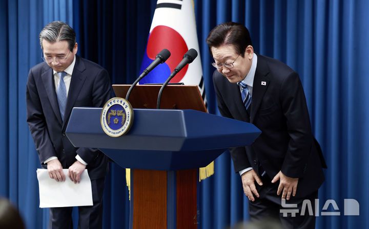 [서울=뉴시스] 최동준 기자 = 이재명 대통령이 14일 서울 용산 대통령실에서 한·미 간 관세·안보 합의를 문서화하는 '조인트 팩트시트(JFS·합동설명자료)' 관련 발표를 마친 뒤 인사하고 있다. 2025.11.14. photocdj@newsis.com