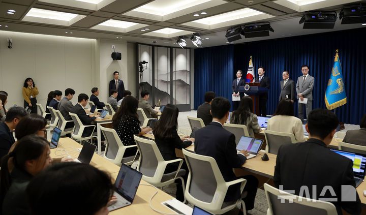 [서울=뉴시스] 최동준 기자 = 이재명 대통령이 14일 서울 용산 대통령실에서 한·미 간 관세·안보 합의를 문서화하는 '조인트 팩트시트(JFS·합동설명자료)' 관련 발표를 하고 있다. 2025.11.14. photocdj@newsis.com