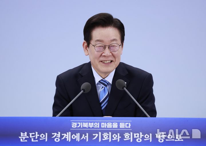 [파주=뉴시스] 최동준 기자 = 이재명 대통령이 14일 경기 파주시 라이브러리스테이 지지향에서 열린 '경기 북부의 마음을 듣다' 타운홀 미팅에서 발언하고 있다. 2025.11.14. photocdj@newsis.com