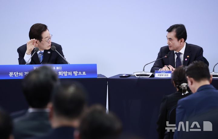 [파주=뉴시스] 최동준 기자 = 이재명 대통령이 14일 경기 파주시 라이브러리스테이 지지향에서 열린 '경기 북부의 마음을 듣다' 타운홀 미팅에서 안규백 국방부 장관의 발언을 듣고 있다. 2025.11.14. photocdj@newsis.com