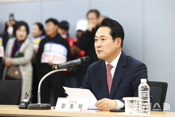[성남=뉴시스] 김근수 기자 = 장동혁 국민의힘 당대표가 14일 경기 성남시 성남도시개발공사에서 진행된 대장동 개발비리 항소포기 규탄 현장 간담회에 참석해 발언하고 있다. 2025.11.14. ks@newsis.com