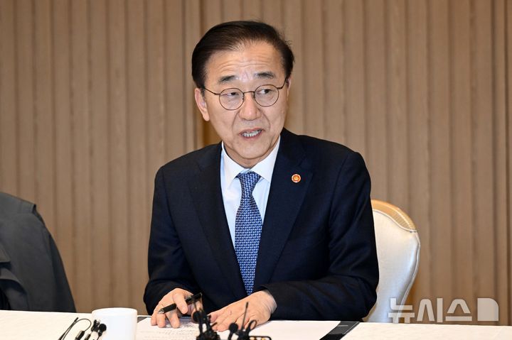 [서울=뉴시스] 추상철 기자 = 김윤덕 국토교통부 장관이 14일 서울 종로구 정부서울청사에서 열린 주택공급촉진 관계장관회의에서 모두 발언을 하고 있다. (공동취재) 2025.11.14. photo@newsis.com