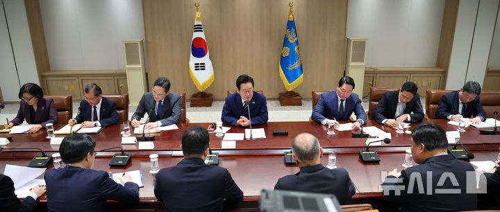 [서울=뉴시스] 고범준 기자 = 이재명 대통령이 16일 서울 용산 대통령실 청사에서 열린 한미 관세협상 후속 민관 합동회의에서 발언하고 있다. (대통령실통신사진기자단) 2025.11.16. bjko@newsis.com