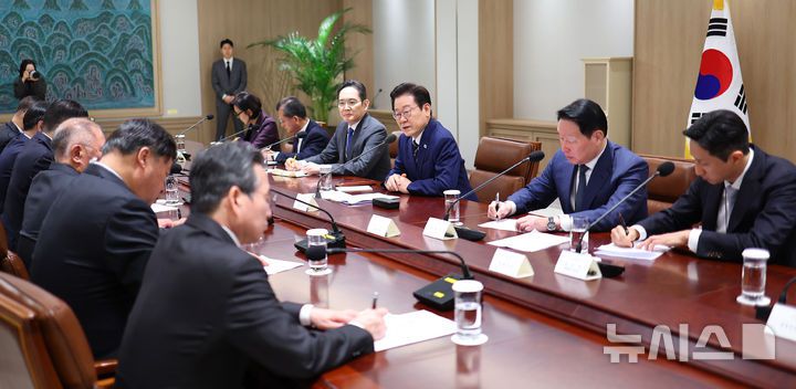 [서울=뉴시스] 고범준 기자 = 이재명 대통령이 16일 서울 용산 대통령실 청사에서 열린 한미 관세협상 후속 민관 합동회의에서 발언하고 있다. (대통령실통신사진기자단) 2025.11.16. bjko@newsis.com