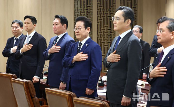 [서울=뉴시스] 고범준 기자 = 이재명 대통령이 16일 서울 용산 대통령실 청사에서 열린 한미 관세협상 후속 민관 합동회의에서 국민의례를 하고 있다. (대통령실통신사진기자단) 2025.11.16. bjko@newsis.com