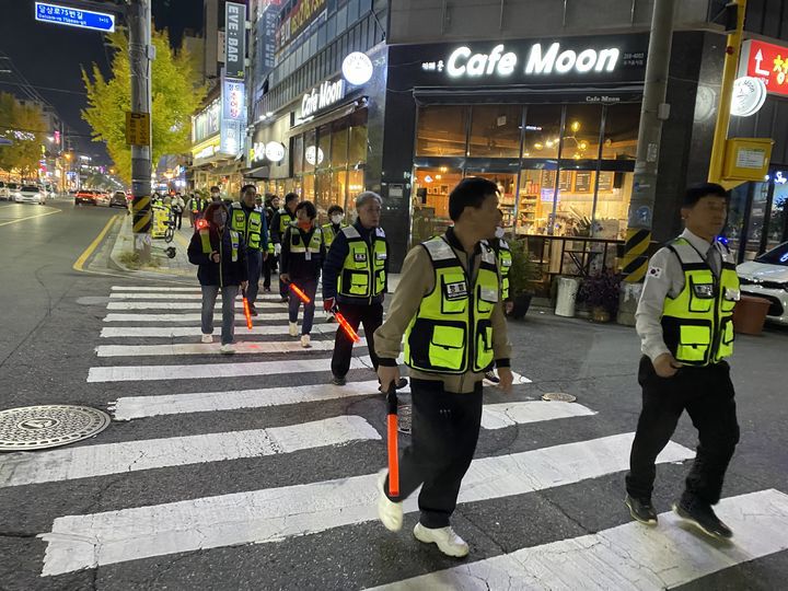 [울산=뉴시스] 구미현 기자 = 울산시교육청은 13일 울산경찰청  교육기부 안전망 단체와 함께 삼산동 롯데백화점 일원에서 수능 이후 합동 생활지도를 펼쳤다. (사진=울산시교육청 제공) 2025.11.17. photo@newsis.com *재판매 및 DB 금지