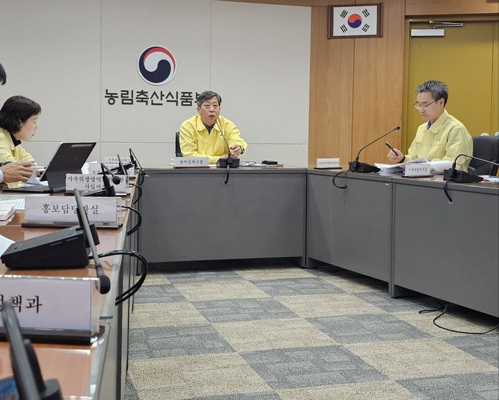 [세종=뉴시스] 사진은 지난달 17일 고병원성 조류인플루엔자 중앙사고수습본부가 경기 화성시 소재 산란계 농장(에서 고병원성 조류인플루엔자(AI)가 발생(H5N1형)함에 따라 관계기관·지방정부 등이 참여하는 중수본 회의를 열고 대책을 강구하고 있는 모습. (사진=농식품부 제공) 2025.11.17. photo@newsis.com *재판매 및 DB 금지