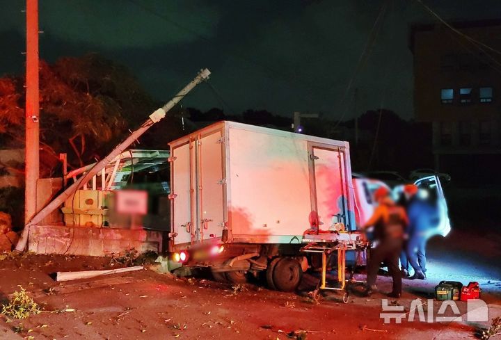 [제주=뉴시스] 11월10일 오전 제주시 오라동 소재 도로에서 30대 쿠팡 새벽배송 기사가 전신주를 충돌하는 사고가 발생했다. (사진=제주소방안전본부 제공) 2025.11.17. photo@newsis.com