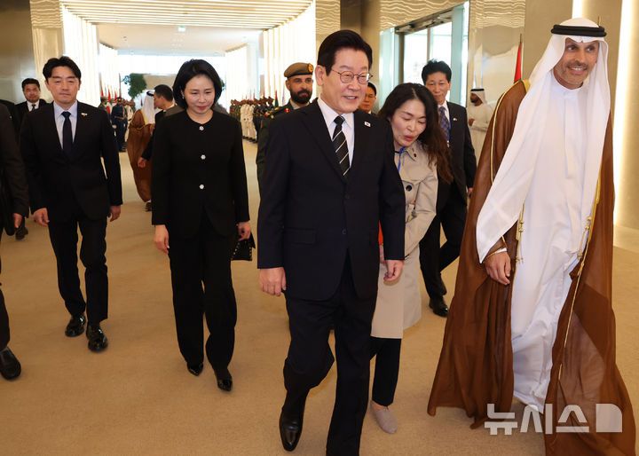 [아부다비=뉴시스] 최동준 기자 = 남아공 G20 정상회의 참석 차 아랍에미리트(UAE)를 국빈 방문한 이재명 대통령과 김혜경 여사가 17일(현지 시간) 아부다비 왕립공항에 도착해 칼둔 칼리파 알 무바락 퍼스트 아부다비 뱅크 비상임 이사겸 이사회 운영위원회 의장 안내를 받으며 이동하고 있다. 2025.11.17. photocdj@newsis.com