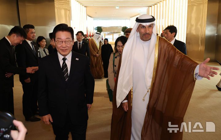 [아부다비=뉴시스] 최동준 기자 = 남아공 G20 정상회의 참석 차 아랍에미리트(UAE)를 국빈 방문한 이재명 대통령이 17일(현지 시간) 아부다비 왕립공항에 도착해 칼둔 칼리파 알 무바락 퍼스트 아부다비 뱅크 비상임 이사겸 이사회 운영위원회 의장 안내를 받으며 이동하고 있다. 2025.11.17. photocdj@newsis.com