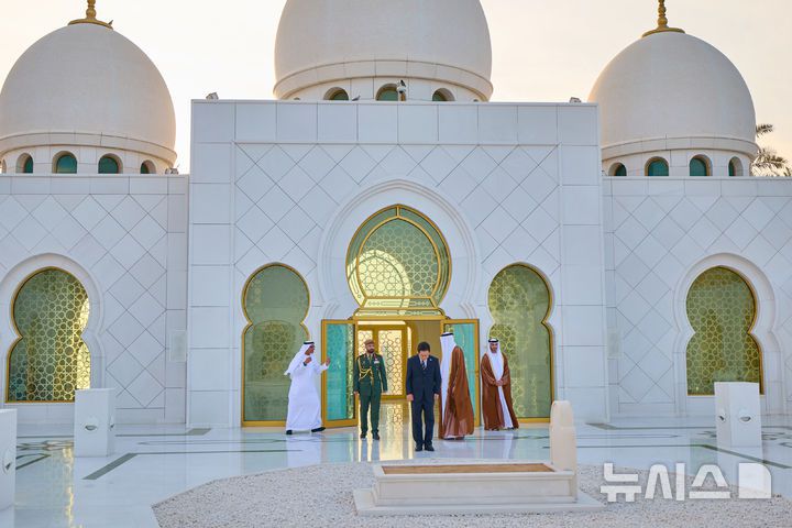 [아부다비=뉴시스] 최동준 기자 = 남아공 G20 정상회의 참석 차 아랍에미리트(UAE)를 국빈 방문한 이재명 대통령이 17일(현지 시간) 아부다비 셰이크 자이드 그랜드 모스크를 방문해 사원을 둘러보고 있다. (공동취재) 2025.11.17. photocdj@newsis.com