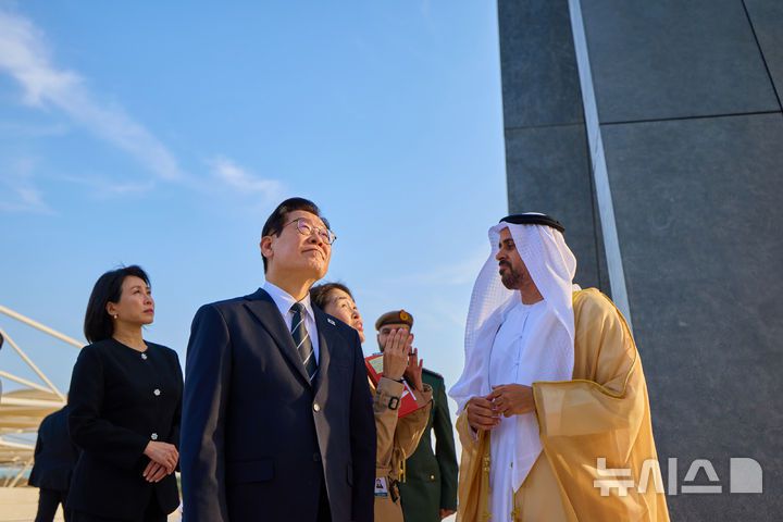 [아부다비=뉴시스] 최동준 기자 = 남아공 G20 정상회의 참석 차 아랍에미리트(UAE)를 국빈 방문한 이재명 대통령과 김혜경 여사가 17일(현지 시간) UAE 현충원 '와하트 알 카라마'를 방문해 추모공간을 살펴보고 있다. (공동취재) 2025.11.17. photocdj@newsis.com