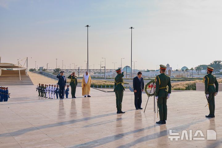 [아부다비=뉴시스] 최동준 기자 = 남아공 G20 정상회의 참석 차 아랍에미리트(UAE)를 국빈 방문한 이재명 대통령이 17일(현지 시간) UAE 현충원 '와하트 알 카라마'를 방문하고 있다. (공동취재) 2025.11.17. photocdj@newsis.com