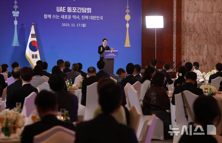 [아부다비=뉴시스] 최동준 기자 = 남아공 G20 정상회의 참석 차 아랍에미리트(UAE)를 국빈 방문한 이재명 대통령이 17일(현지 시간) 아부다비의 한 호텔에서 열린 동포 만찬 간담회에서 인사말을 하고 있다. 2025.11.18. photocdj@newsis.com