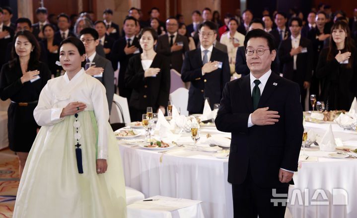 [아부다비=뉴시스] 최동준 기자 = 남아공 G20 정상회의 참석 차 아랍에미리트(UAE)를 국빈 방문한 이재명 대통령과 김혜경 여사가 17일(현지 시간) 아부다비의 한 호텔에서 열린 동포 만찬 간담회에서 국민의례를 하고 있다. 2025.11.18. photocdj@newsis.com