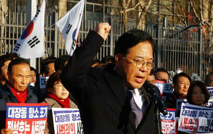 [과천=뉴시스] 박주성 기자 = 국민의힘 송언석 원내대표가 18일 오전 경기도 정부과천청사 앞에서 대장동 항소포기 외압 정성호 법무부장관 사퇴 촉구 기자회견에서 발언을 하고 있다. 2025.11.18. park7691@newsis.com