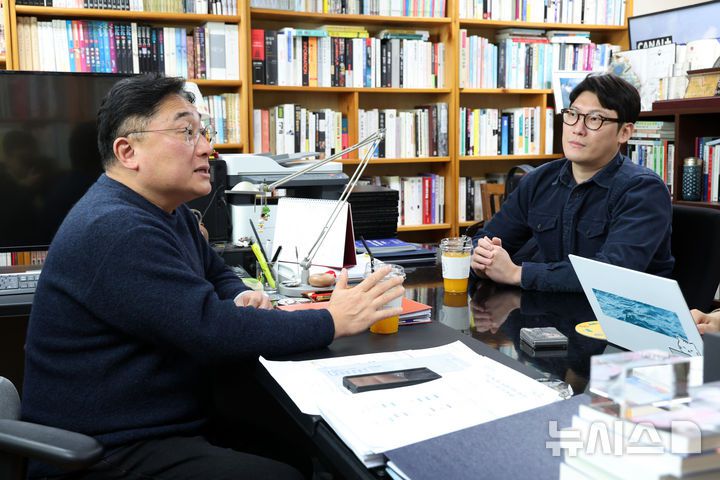 [서울=뉴시스] 박진희 기자 = 한창완(왼쪽) 세종대 교수와 정찬 웹툰 작가가 지난 18일 서울 광진구 세종대에서 '콘텐츠 창의인재동반사업' 관련 인터뷰를 하고 있다. '콘텐츠 창의인재동반사업'은 콘텐츠 창작분야 전문가(멘토)와 창의교육생(멘티)을 메칭하여 밀착형 교육을 제공하는 한국콘텐츠진흥원 사업이다. 2025.11.20. pak7130@newsis.com