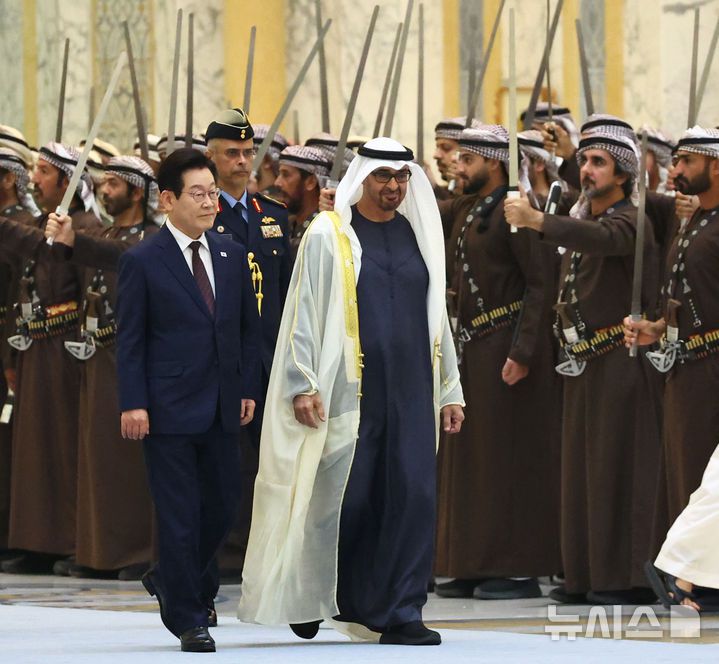 [아부다비=뉴시스] 최동준 기자 = 아랍에미리트(UAE)를 국빈 방문 중인 이재명 대통령이 18일(현지 시간) 아부다비 카사르 알 와탄 대통령궁에서 열린 공식 환영식에서 무함마드 빈 자이드 알 나흐얀 UAE 대통령과 의장대를 사열하고 있다. 2025.11.18. photocdj@newsis.com