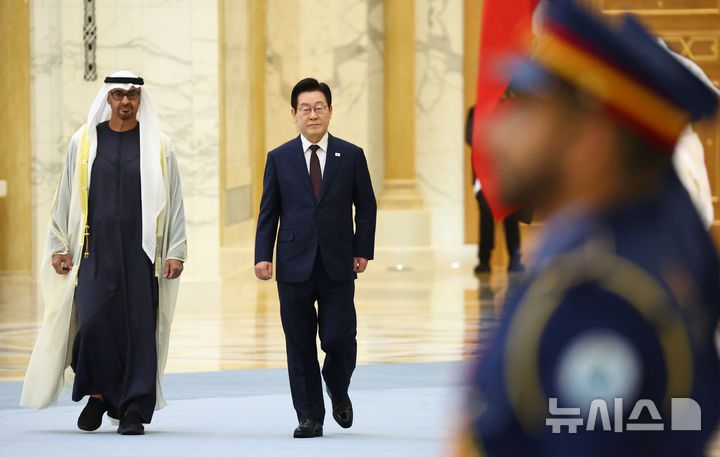 [아부다비=뉴시스] 최동준 기자 = 아랍에미리트(UAE)를 국빈 방문 중인 이재명 대통령이 18일(현지 시간) 아부다비 카사르 알 와탄 대통령궁에서 열린 공식 환영식에서 무함마드 빈 자이드 알 나흐얀 UAE 대통령과 의장대를 사열하고 있다. 2025.11.18. photocdj@newsis.com