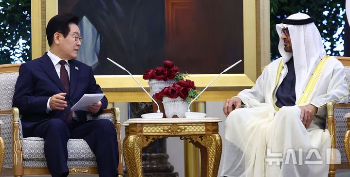 [아부다비=뉴시스] 최동준 기자 = 아랍에미리트(UAE)를 국빈 방문 중인 이재명 대통령이 18일(현지 시간) 아부다비 카사르 알 와탄 대통령궁에서 열린 무함마드 빈 자이드 알 나흐얀 UAE 대통령과 확대 정상회담에서 발언하고 있다. 2025.11.18. photocdj@newsis.com