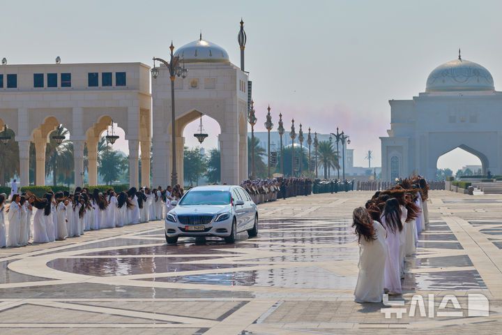 [아부다비=뉴시스] 최동준 기자 = 아랍에미리트(UAE)를 국빈 방문 중인 이재명 대통령 탑승한 차량이 18일(현지 시간) 아부다비 카사르 알 와탄 대통령궁에서 열린 공식 환영식에 입장하고 있다. (공동취재) 2025.11.18. photocdj@newsis.com