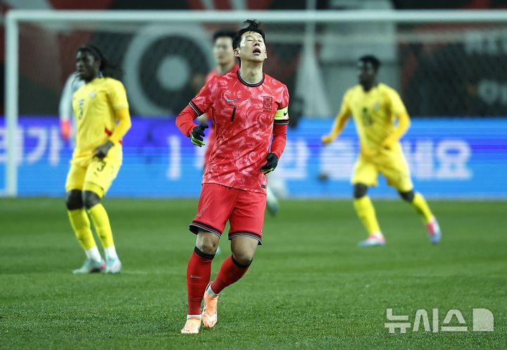 [서울=뉴시스] 정병혁 기자 = 18일 오후 서울 마포구 서울월드컵경기장에서 열린 축구 국가대표팀 평가전 대한민국과 가나의 경기, 손흥민이 아쉬워하고 있다. 2025.11.18. jhope@newsis.com