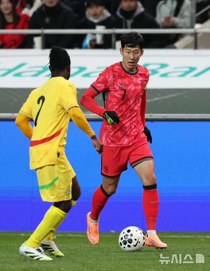 [서울=뉴시스] 홍효식 기자 = 18일 오후 서울 마포구 서울월드컵경기장에서 열린 축구 국가대표팀 평가전 대한민국과 가나의 경기, 손흥민이 드리블하고 있다. 2025.11.18. yesphoto@newsis.com