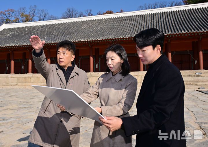 [서울=뉴시스]정전에서 바라보이는 경관 뷰 확인하는 최호정 의장.