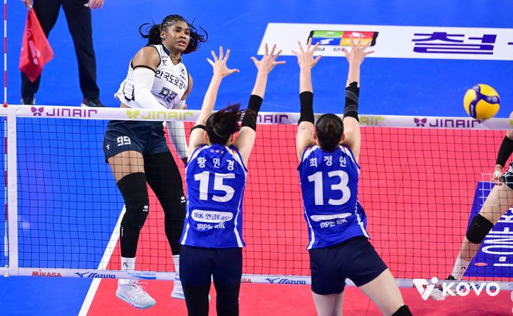 [서울=뉴시스] 여자배구 한국도로공사 모마가 19일 화성종합실내체육관에서 열린 진에어 2025~2026 V-리그 여자부 경기에서 IBK기업은행을 상대로 공격을 시도하고 있다. (사진=KOVO 제공) 2025.11.19.  *재판매 및 DB 금지