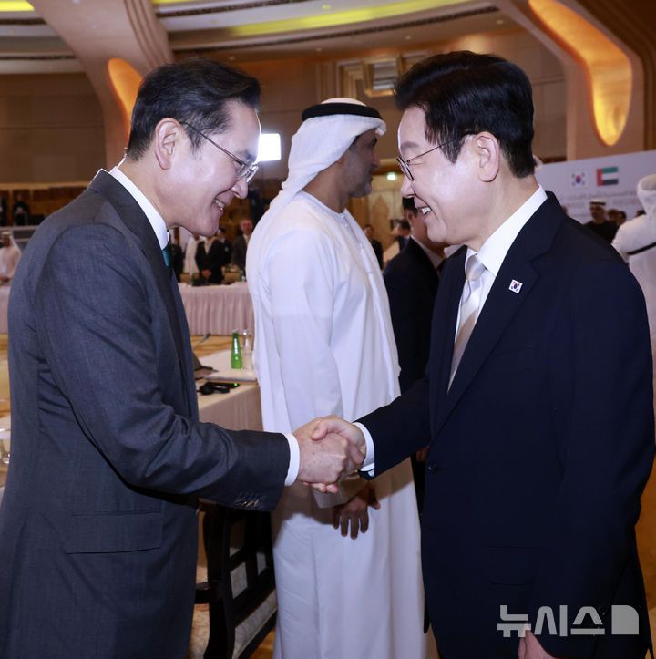 [아부다비=뉴시스] 최동준 기자 = 아랍에미리트(UAE)를 국빈 방문 중인 이재명 대통령이 19일(현지 시간) 아부다비 한 호텔에서 열린 한-UAE 비즈니스 라운드테이블에서 이재용 삼성전자 회장과 악수하고 있다. 2025.11.19. photocdj@newsis.com