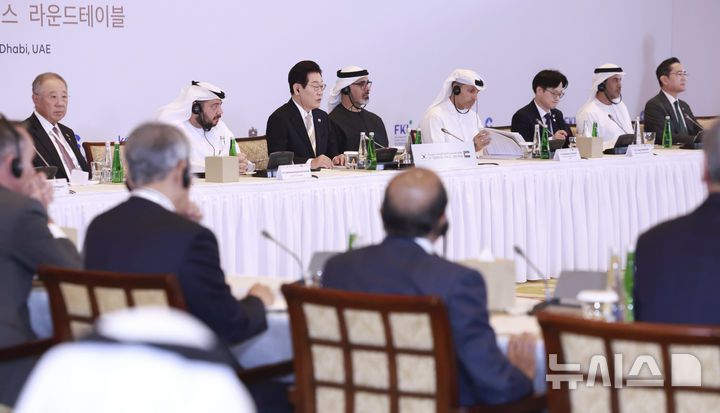 [아부다비=뉴시스] 최동준 기자 = 아랍에미리트(UAE)를 국빈 방문 중인 이재명 대통령이 19일(현지 시간) 아부다비 한 호텔에서 열린 한-UAE 비즈니스 라운드테이블에서 발언하고 있다. 2025.11.19. photocdj@newsis.com