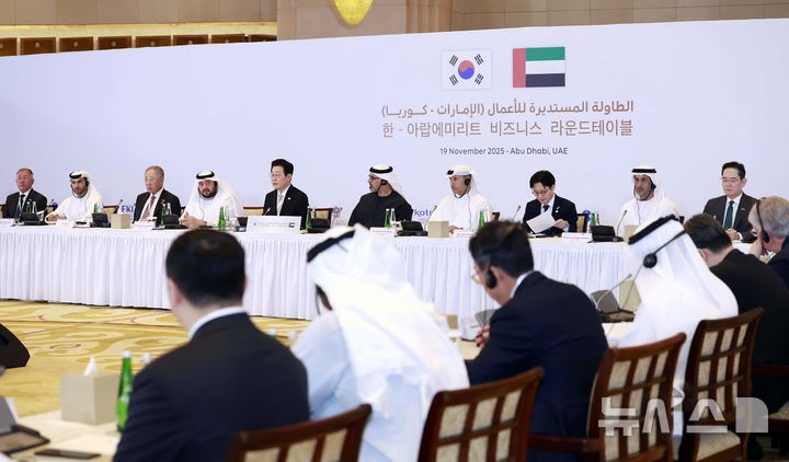 [아부다비=뉴시스] 최동준 기자 = 아랍에미리트(UAE)를 국빈 방문 중인 이재명 대통령이 19일(현지 시간) 아부다비 한 호텔에서 열린 한-UAE 비즈니스 라운드테이블에서 발언하고 있다. 2025.11.19. photocdj@newsis.com