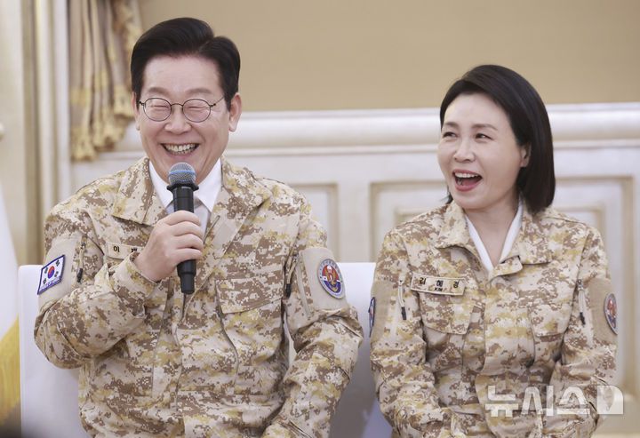 [아부다비=뉴시스] 최동준 기자 = 아랍에미리트(UAE)를 국빈 방문 중인 이재명 대통령이 19일(현지 시간) 아부다비 한 호텔에서 열린 아크부대 장병 격려 행사에서 인사말을 하고 있다. 2025.11.19. photocdj@newsis.com